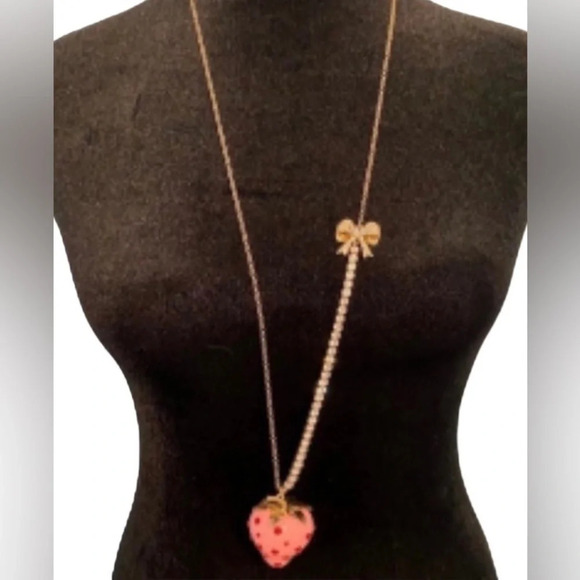 BETSEY JOHNSON Enamel Pink Strawberry Necklace with Red Crystal Seeds NEW NWT - Picture 13 of 13